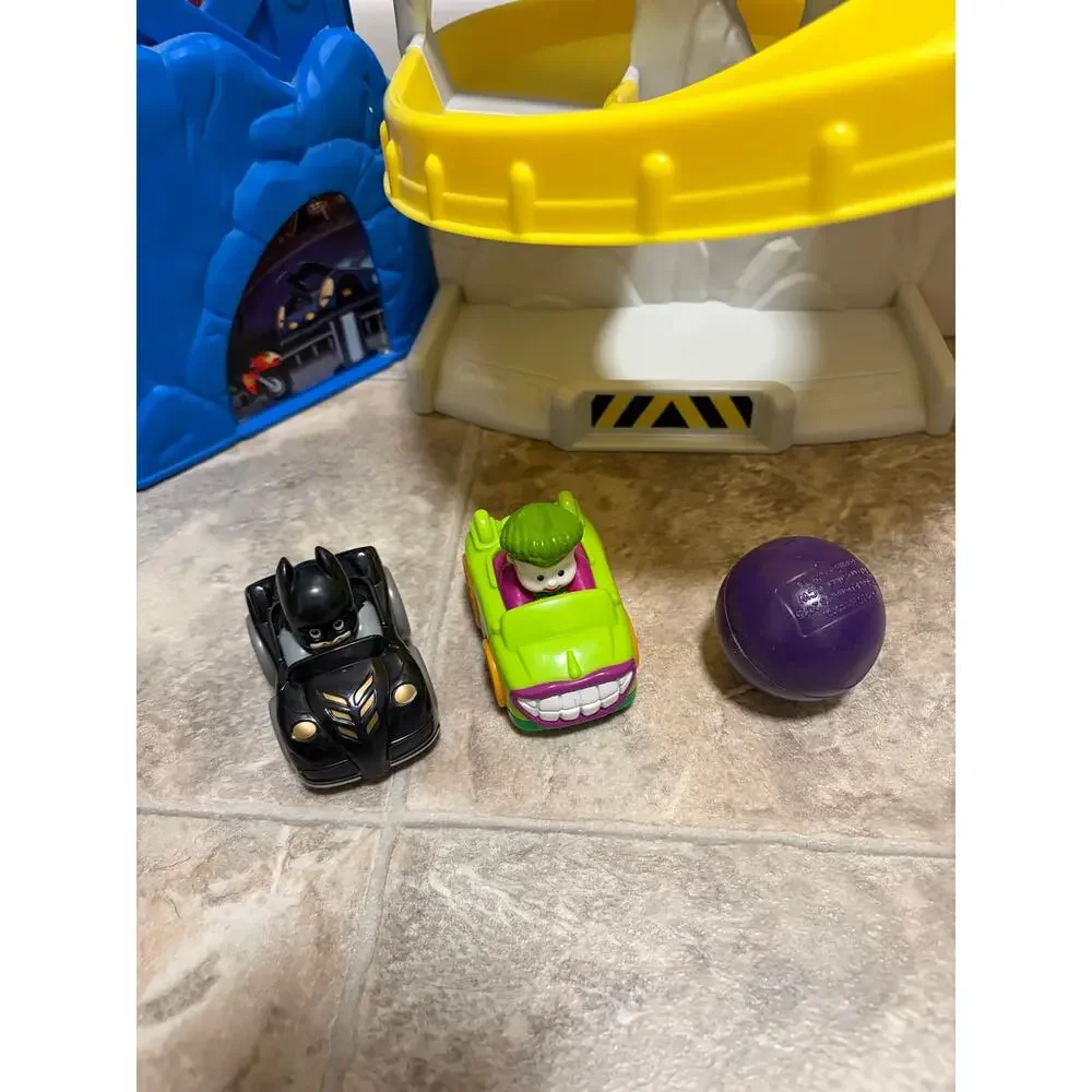 Little People Wheelies DC Super Friends Race and Chase Batcave Playset